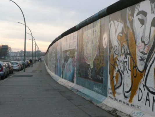 Turiştii pot picta şi cumpăra bucăţi din Zidul Berlinului